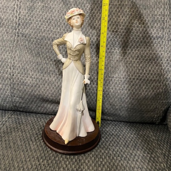 Vintage 1984 Pucci Arnart Porcelain Victorian Lady with Umbrella Figurine - Picture 7 of 9